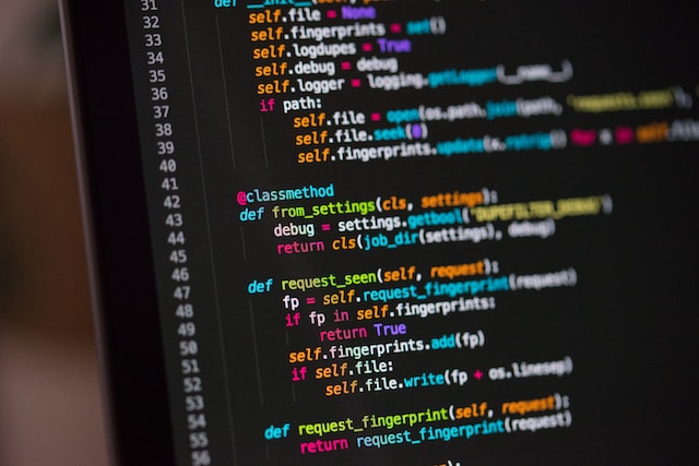 programador frente a su laptop